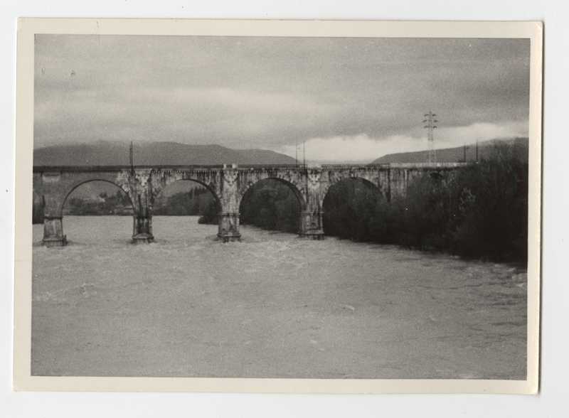 Fiume Isonzo in piena, Gorizia. Opera di sbarramento. Ponte ferroviario